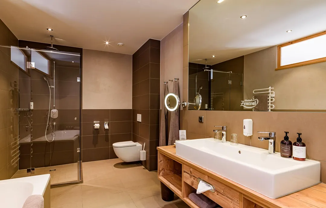 hotel_zentral_stoecklfeld_7_kirchberg_10_2024_suite_422_fleckalm_badezimmer.jpg