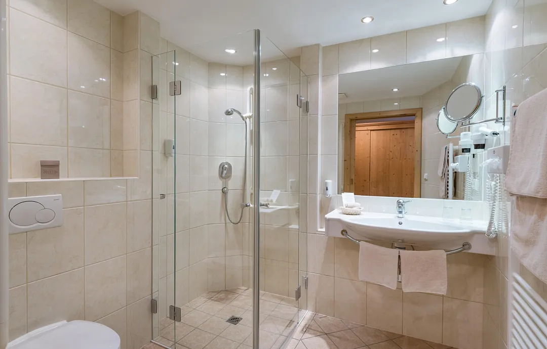 hotel_zentral_stoecklfeld_7_kirchberg_10_2021_zimmer_224_badezimmer.jpg